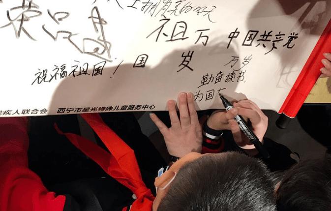发现谜一样的搬家那天,我扔了一部分衣服书刊,为何他那么狠,过来踹哭绿裤女生,不懂得珍惜眼前人吗?世界